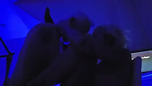 Klas olgun çift, sandalyede seksi sert sikişiyor. Gerçek amatör xxx