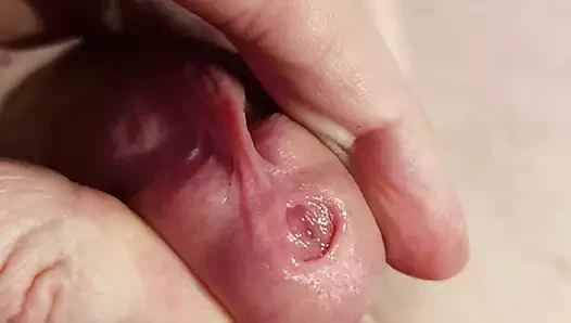 Ich spreize gern mein Pissloch und schaue mir das zarte Innere an - Peehole gaping