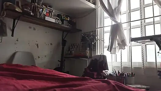 Tombul üvey annemin odasından ayrıldım