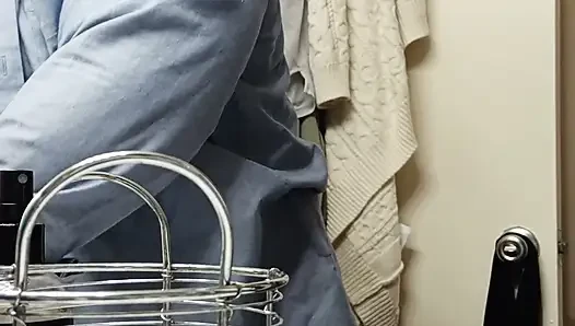 Tombul baba işe hazırlanırken mastürbasyon yapıyor
