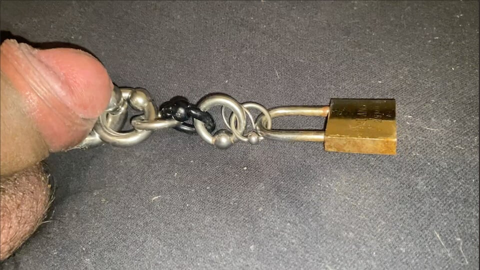 Kısa kenarlı, 8 mm pirsingli yarakla mastürbasyon seansı, birden fazla piercing ve bir kilit
