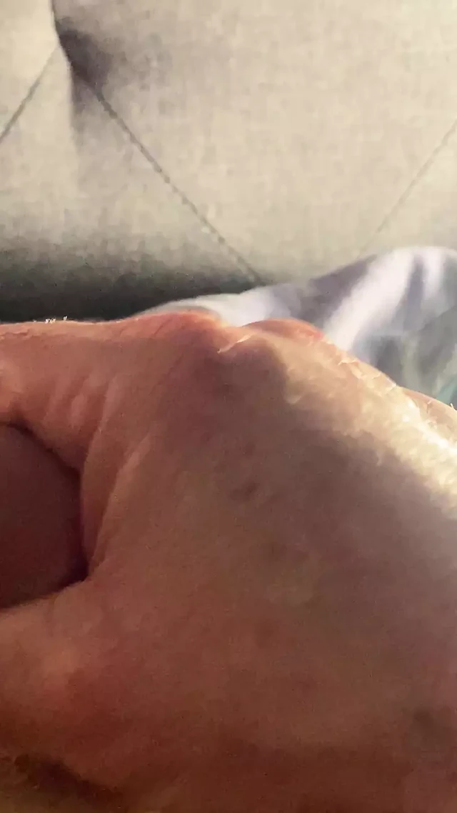 Сам колотит мой твердый как камень член