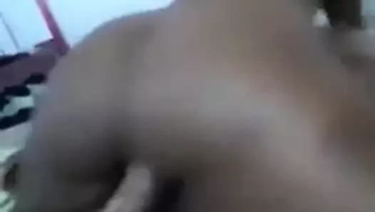 Tombul göt göstermek için yarağa biniyor