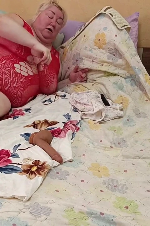 Üvey annenin büyük amının büyük bir dildoya ihtiyacı var
