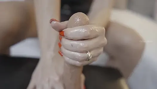 Ayak ve elle muamele dildo fışkırtıyor