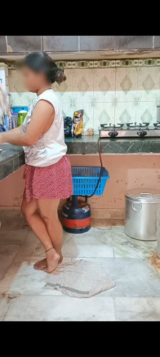 Tatlı kız arkadaşım bana mutfakta zevk veriyor ve sonra kanepede sert seks yapıyor