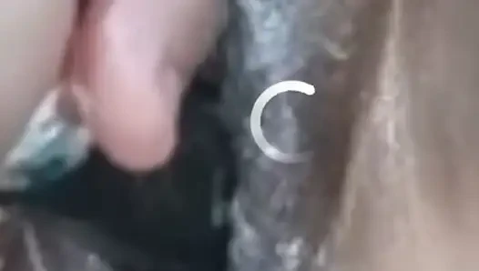Evli kadın evde yapay penisle sikişiyor