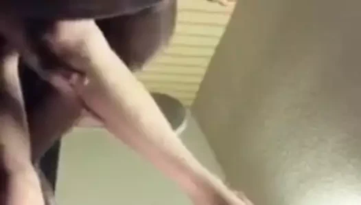 Brittany'yi arkadaşlarımın kız arkadaşının bir adamı becermesini izliyorum.