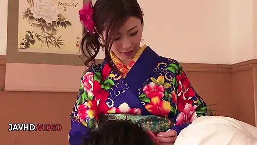Kimono'daki baştan çıkarıcı Asyalı bebek kamerada canlı olarak ateşli Japon sakso çekiyor