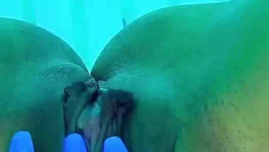 Bronzlaşma salonunda parmaklıyor