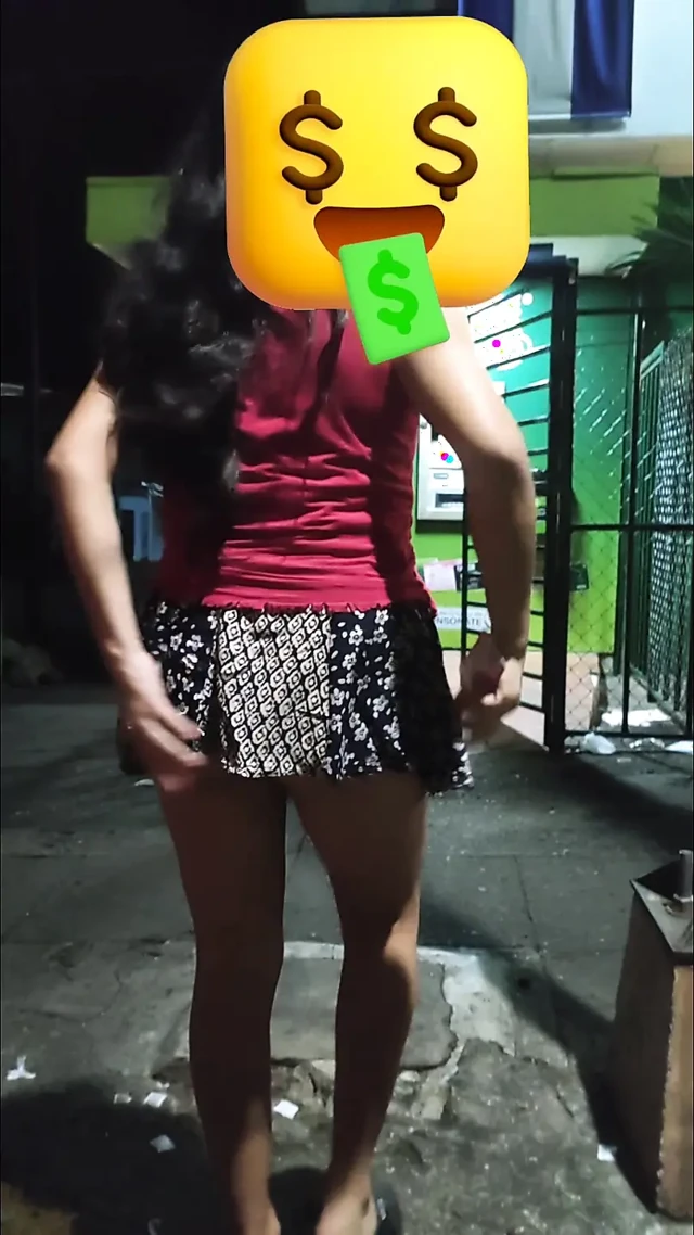 Sokakta Mini Etek