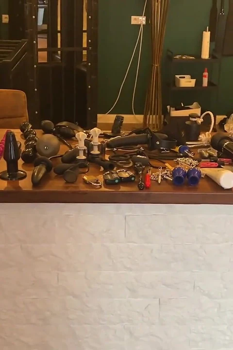Baskın hatunlar ve itaatkar adamla ateşli fetiş seansı