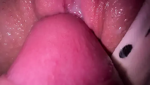 Üvey erkek kardeşimin karısı orgazm olduktan sonra fışkırtıyor, onun sıkı amını siktim