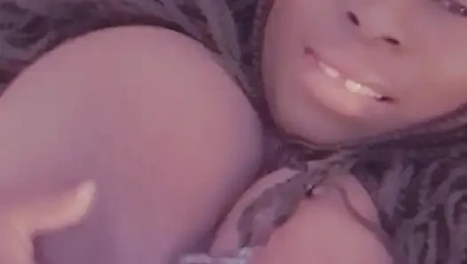 Yavaşça sil onu bebeğim yarağının her yarağını hissetmeme izin ver büyük zenci memelerimin zıplayıp zıplamasına izin ver uhh bebek gibi