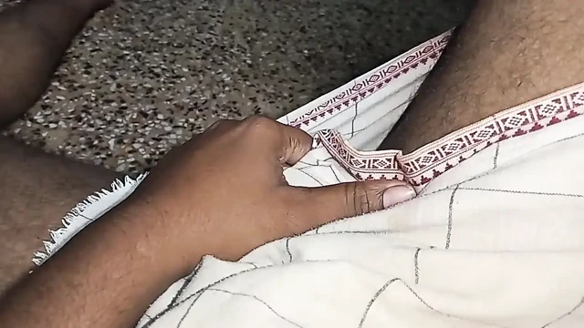 Hintli oğlan evli kadın ofiste anal sikişiyor ve öpüşüyor