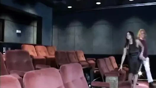 Sevgilini filmde bırakmasan iyi olur