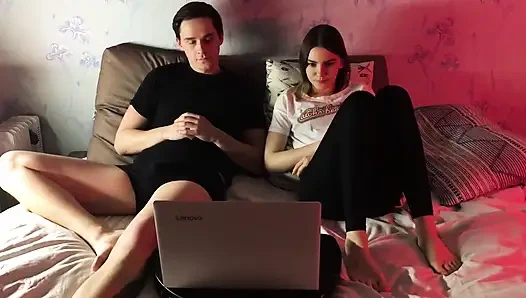 İyi bir kız olduğum için sikini emmeme izin verdi