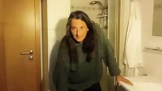 Her gün dışarı bak - Eva banyoda doğal Rubens figürünü gösteriyor