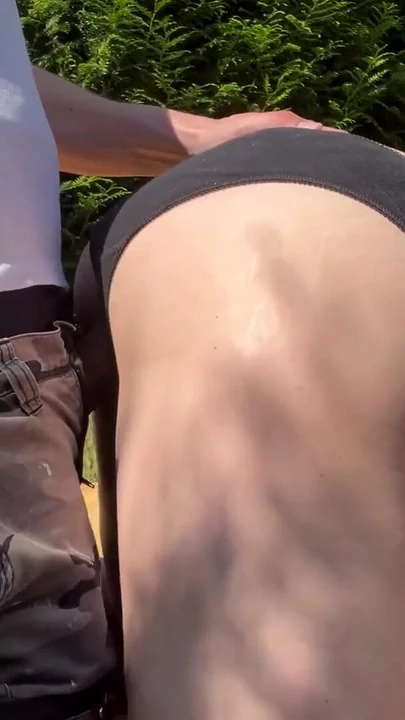 Знаковый момент из "Трах на улице в простой вздох за кустами!"