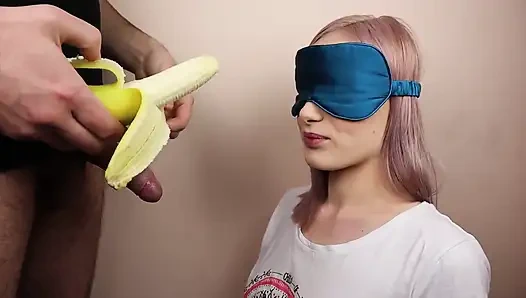 Minyon üvey kız kardeş meyve oyununda gözleri bağlı