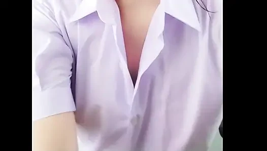 Cinsel açıdan tahrik olan bir liseli kız tahta sandalyede dildo kullanarak cinsel organıyla oynuyor. RealThaisolo