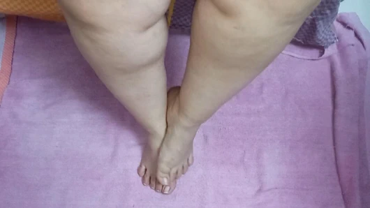 İri güzel kadın tesettürlü tombul kız ayaklarını ve büyük göğüslerini gördüğümde beni sıvazlıyor