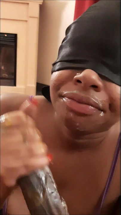 ıslak baloncuklar ve büyük zenci okşuyor