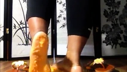 Sevimsiz ayak parmakları ve çıplak ayaklar