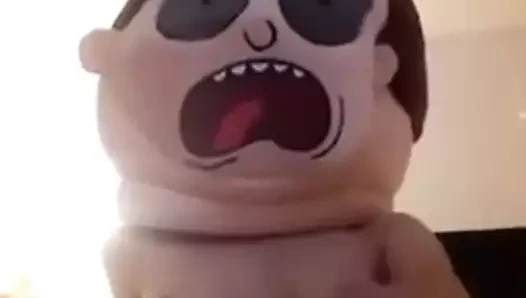 Morty maskesi ve küçük bir bronzluk yapay penis