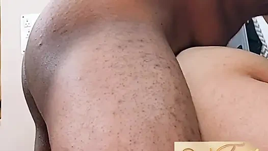 Il essaye de me baiser en levrette