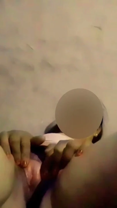 Çok güzel ateşli seksi kız yalnız başına her iki göğsüyle mastürbasyon yapıyor | Clip 1
