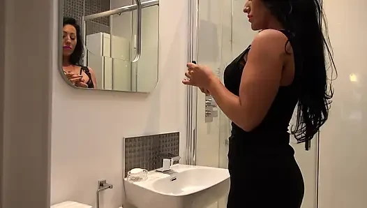Azgın esmer üvey anne üvey oğlunun yarağıyla sert sikişmek istiyor