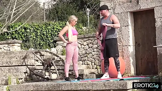 Üvey baba ve üvey oğlu üvey kız kardeşini paylaşıyor