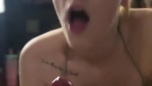 Ağzımda patlayana kadar ıslak gırtlağına kadar alıyor