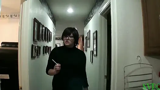 Etli iri güzel kadın erkek arkadaşı için sigara içiyor ve rol oynuyor