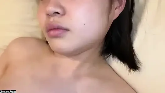 Sullen siyah saçlı duvar çiçeği