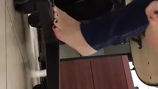 İş yerinde şeffaf plastik daireler ayakkabı oyunu