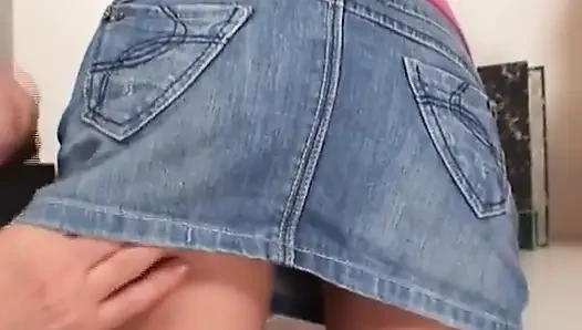 Almanya'dan minyon genç kız yarağı memnun etmek ve boşaltmak zorunda