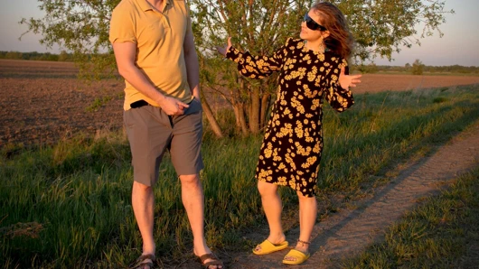 Sevimli sari yenge bir desi yabancıdan yol tarifi istedi ve kızıl gün batımında sert sikildi! Xsanyany