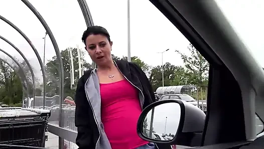 Ateşli esmer orta yaşlı seksi kadın arabada büyük yarakla sert sikiliyor