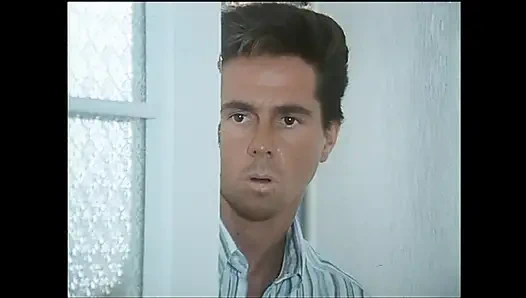 Kıllı amcıklı iki genç büyük memeli sürtük büyük klasik bir yarakla sikiliyor ve ağzına boşalıyor