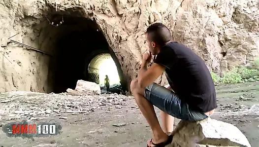 Harika yuvarlak götlü ateşli zenci genç noemilk mağarada sikiliyor