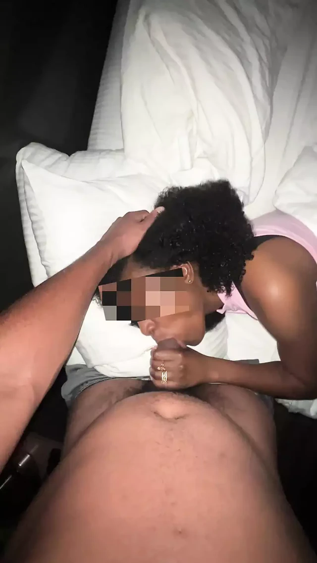 Yüz sikişi emiyor ve sikişiyor