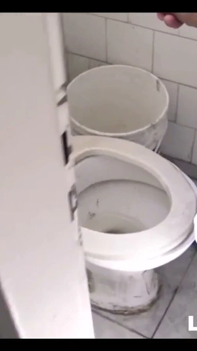 Kötü oğlan latino twink ücretli üçlü yabancı içinde banyo | Klip 1