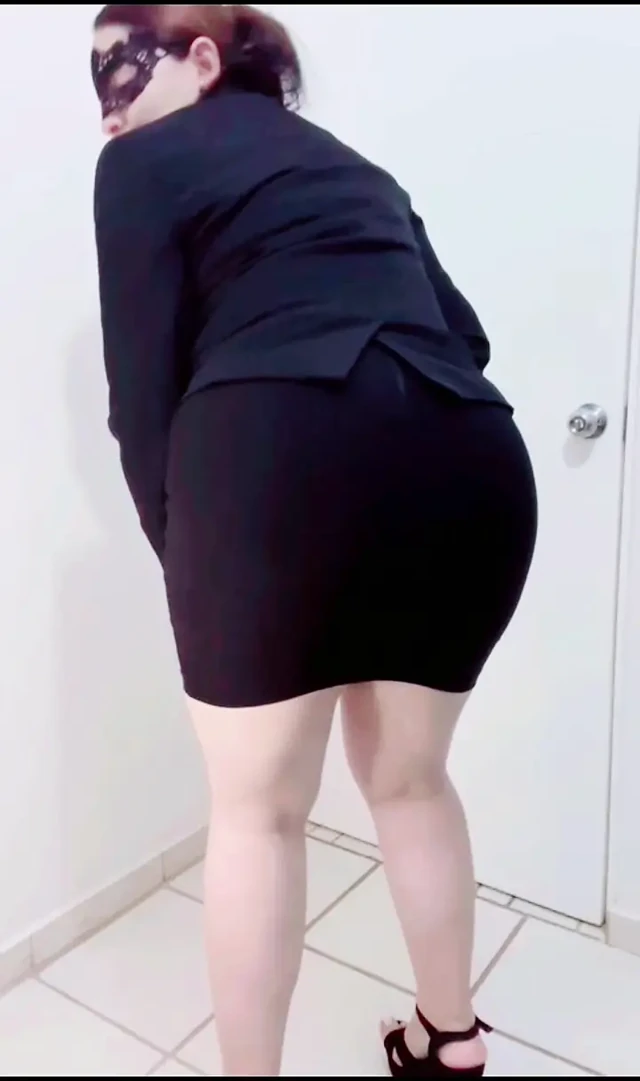 SEKRETER BÜYÜK GÖTLÜ MEKSIKALı ATEŞLI LATIN ORTA YAŞLı SEKSI KADıN OFISTE TÜM KıYAFETLERINI ÇıKARıYOR VE GÖTÜNÜ AÇıYOR