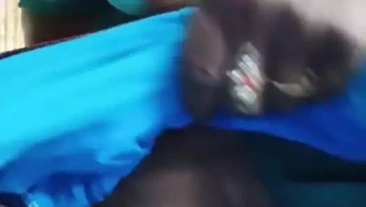 Seksi teyze büyük siyah göğüslerini gösteriyor