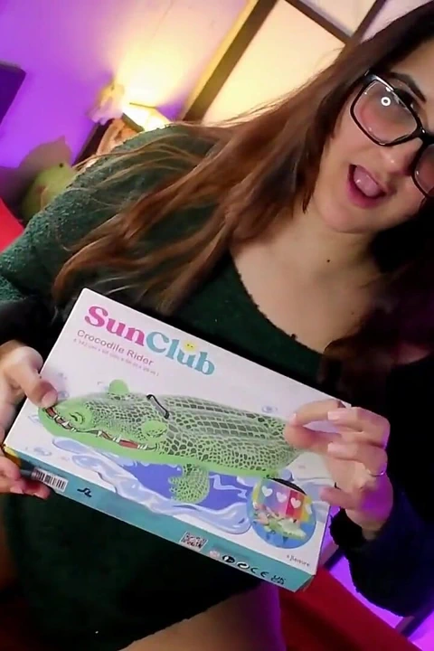 Büyük timsah şişme biniyor ve söndürüp söndüriyor - bunny looner