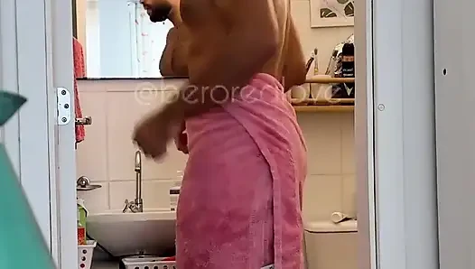 Önümde diz çöküp boşalıyor