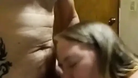 Güzel evli kadın yarak emiyor ve dölleniyor