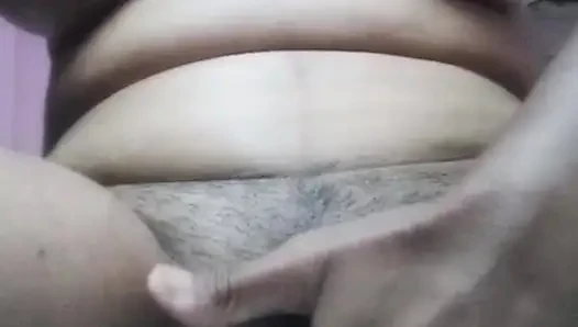 Hintli kız erkek arkadaşı için parmaklıyor